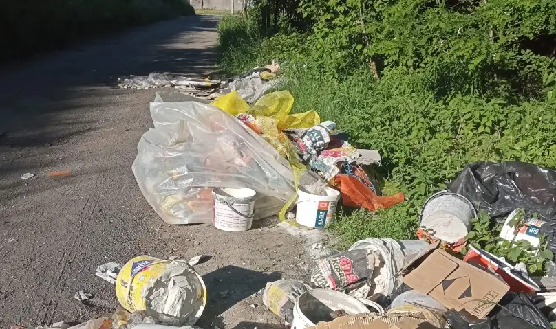 Chciał zaoszczędzić na utylizacji odpadów – straż miejska ukarała sprawcę