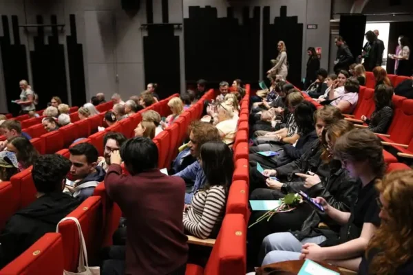 Wieczór teatralno-taneczny MDK w Kaliszu zachwycił publiczność podczas 33. Festiwalu La Strada
