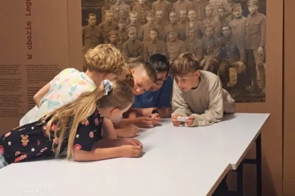 Biblioteczny escape room w Filii nr 6 – uczniowie z Skalmierzyc w podróżniczej przygodzie