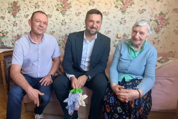 Wicestarosta Kaliski z wizytą w DPS Lisków – rozmowy o potrzebach i inwestycjach