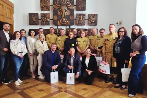 Wizyta delegacji z Powiatu Wałbrzyskiego w Powiecie Kaliskim – wymiana doświadczeń OSP i samorządów