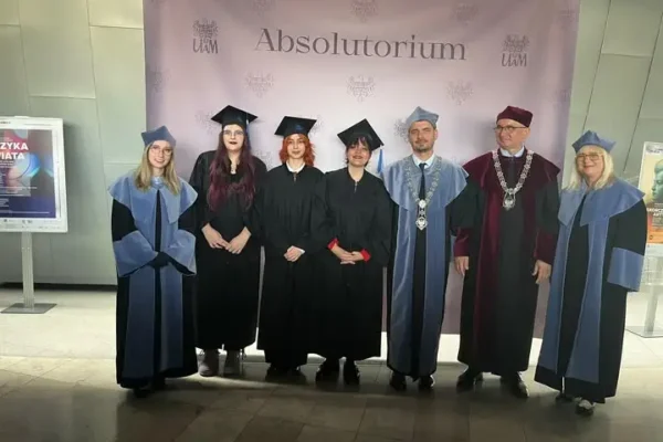 Praktykantki z Kalisza świętują absolutorium na UAM