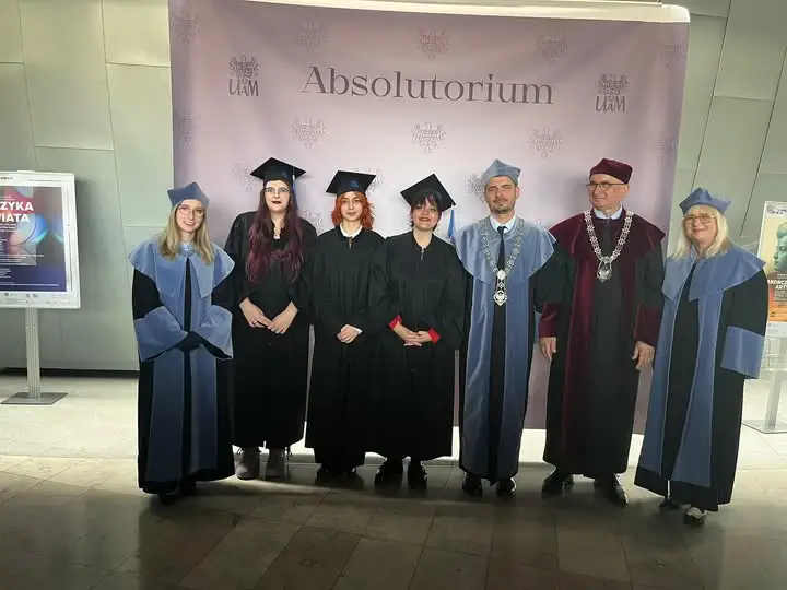 Praktykantki z Kalisza świętują absolutorium na UAM