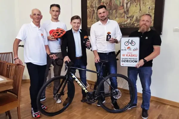 150 tablic edukacyjnych od Stowarzyszenia Kask Jest Cool trafi do Powiatu Kaliskiego
