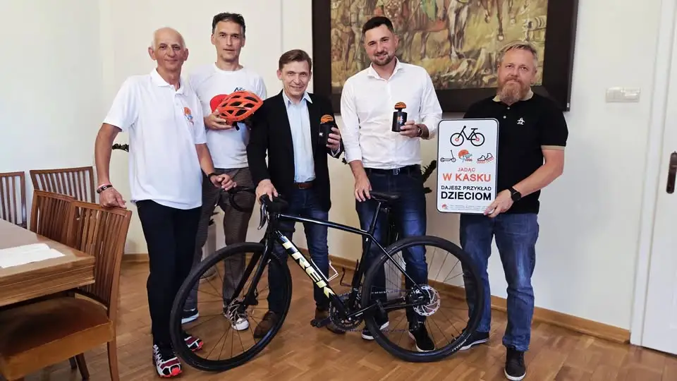 150 tablic edukacyjnych od Stowarzyszenia Kask Jest Cool trafi do Powiatu Kaliskiego