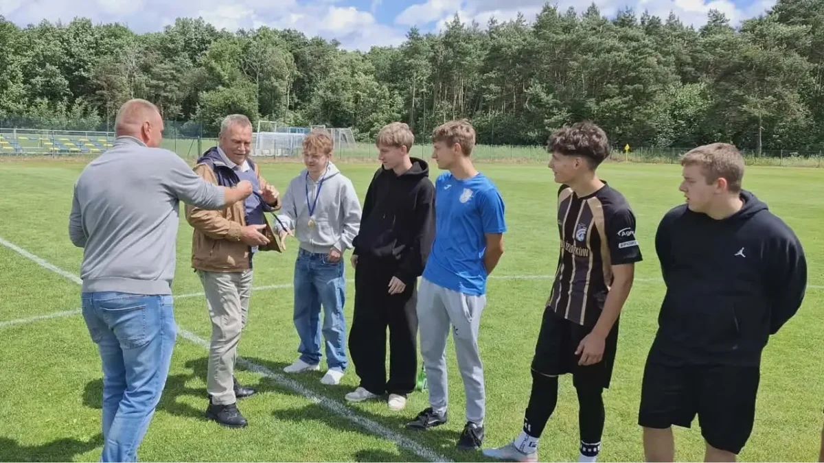 Medale za awans do Klasy A wręczone seniorom z gminy Żelazków