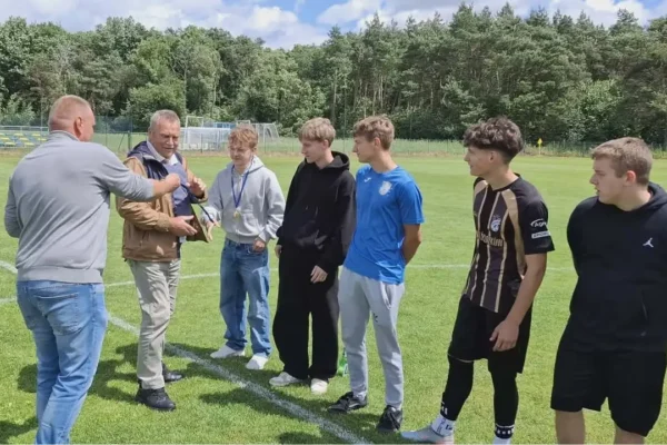Medale za awans do Klasy A wręczone seniorom z gminy Żelazków