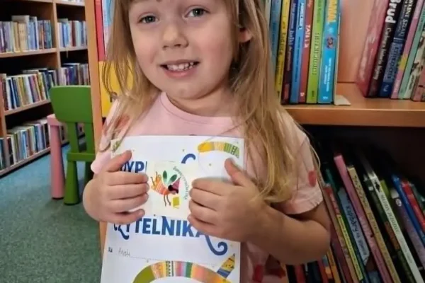 Aniela wzorem dla innych – szybko uzbierała naklejki i odebrała dyplom w akcji „Mała książka – wielki człowiek”