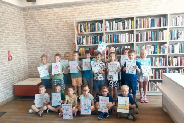 Tygryski z kaliskiego przedszkola w bibliotece – czytanie z tatą buduje relacje