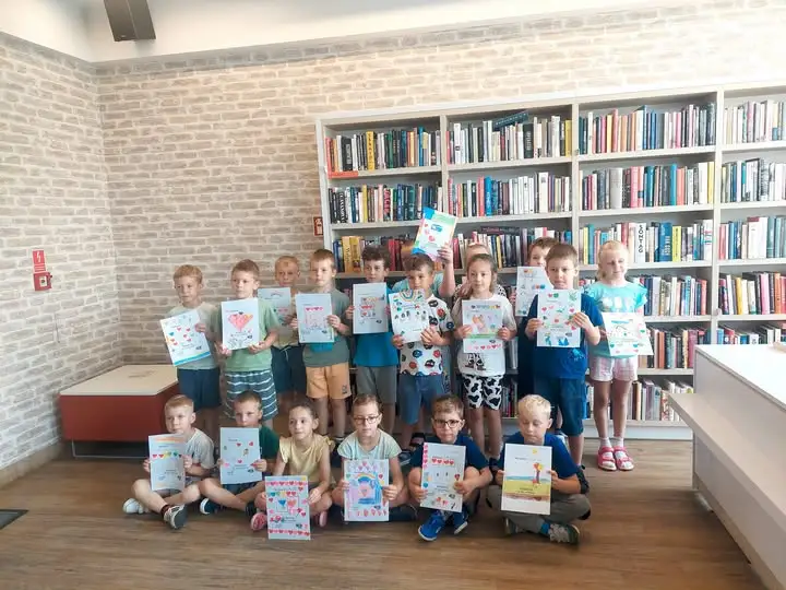 Tygryski z kaliskiego przedszkola w bibliotece – czytanie z tatą buduje relacje