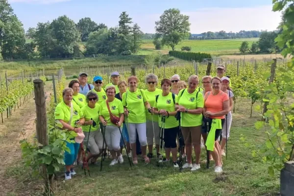 Seniorzy z Blizanowa połączyli nordic walking z historią i degustacją wina