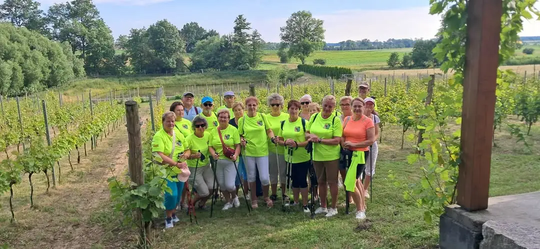 Seniorzy z Blizanowa połączyli nordic walking z historią i degustacją wina