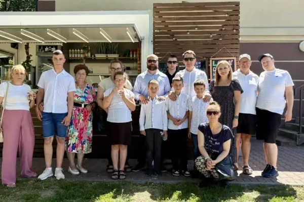 Burmistrz Stawiszyna zakończył rok szkolny lodami z dziećmi z SOSW w Rychwale