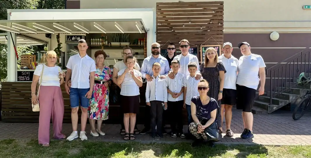 Burmistrz Stawiszyna zakończył rok szkolny lodami z dziećmi z SOSW w Rychwale