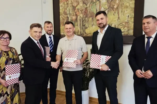 Podpisano umowę na budowę ścieżki rowerowej Trojanów – Chełmce w Powiecie Kaliskim