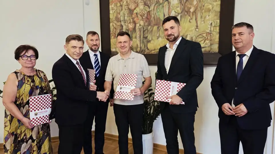 Podpisano umowę na budowę ścieżki rowerowej Trojanów – Chełmce w Powiecie Kaliskim