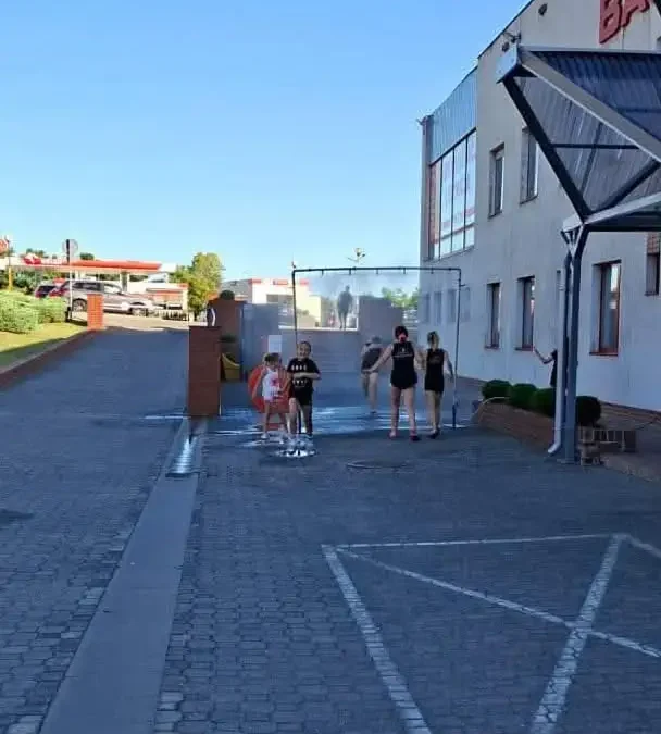 Brama wodna na ul. Łódzkiej – ochłoda w upalne dni