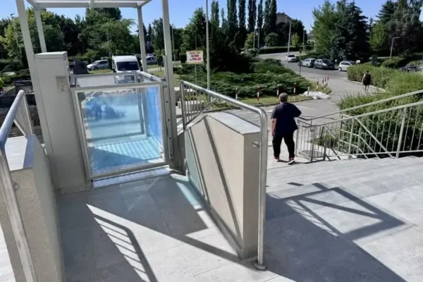 Główne wejście do Szpitala w Kaliszu ponownie otwarte po modernizacji