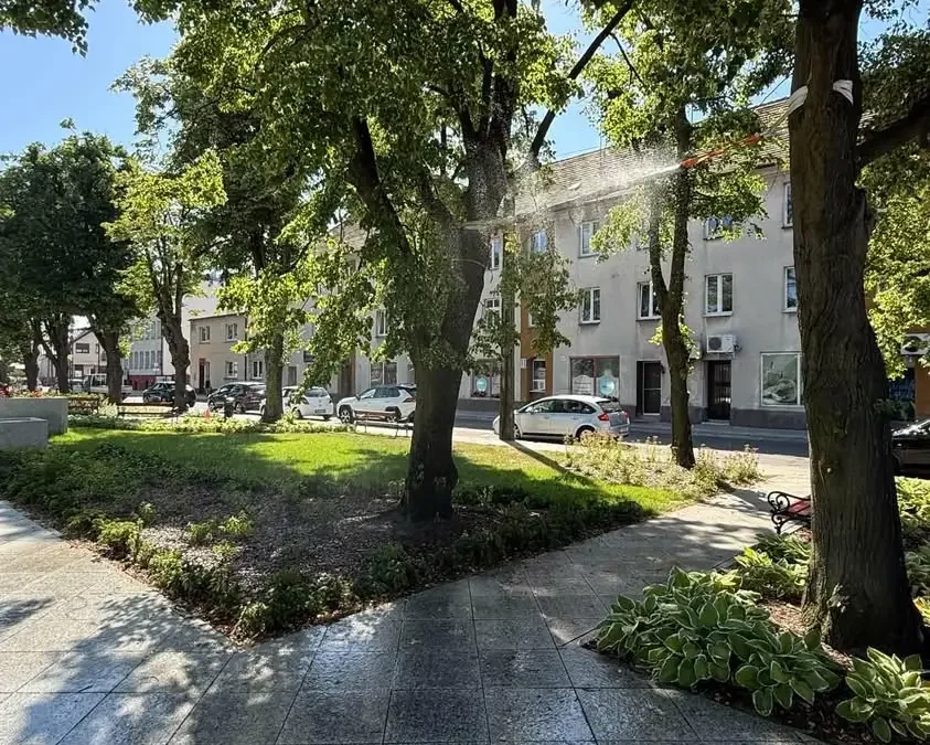 Kurtyna wodna na Placu Wolności w Opatówku – ochłoda w upalne dni