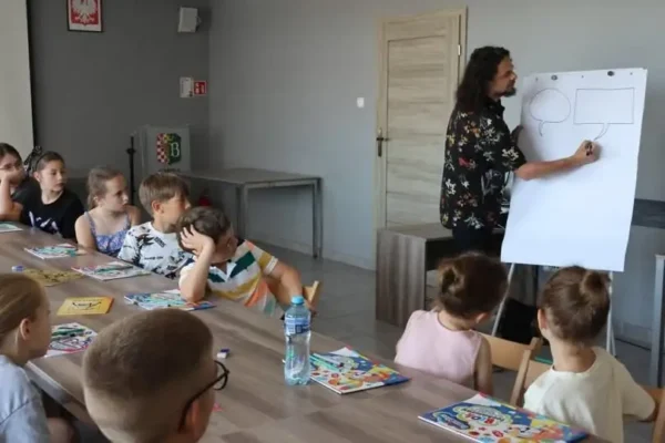 21 czytelników z Blizanowa poznało tajniki tworzenia komiksu z Adamem Polkowskim