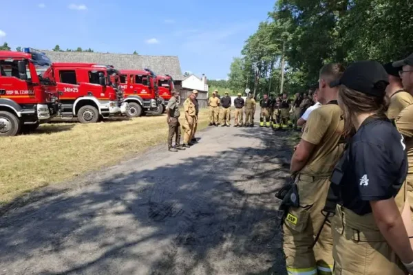 Strażacy ćwiczyli gaszenie pożaru lasu w Petrykach