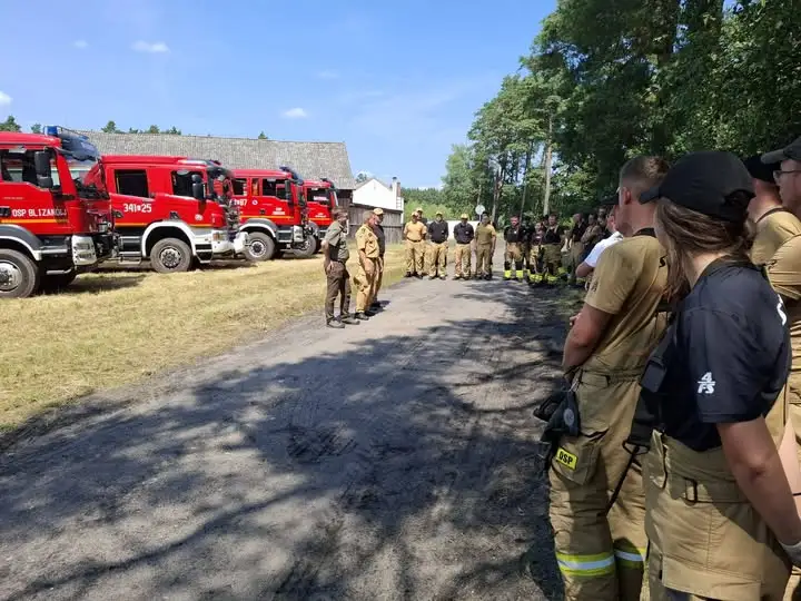 Strażacy ćwiczyli gaszenie pożaru lasu w Petrykach
