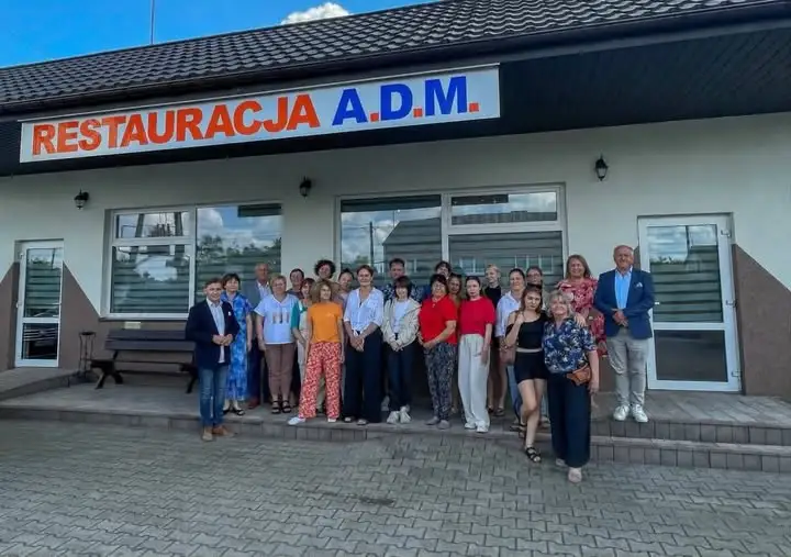 Artyści malują perełki Gminy Blizanów – plener malarski nabiera tempa