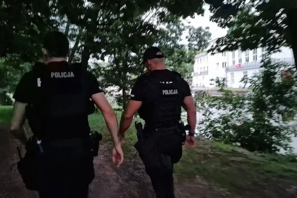 Policja patroluje akweny w letnie wieczory – apel o bezpieczeństwo