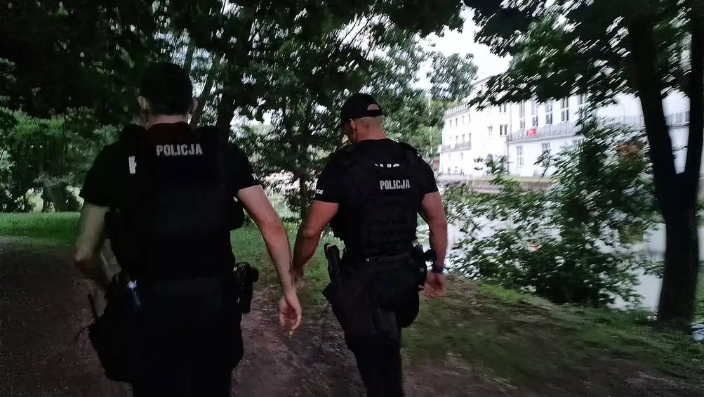 Policja patroluje akweny w letnie wieczory – apel o bezpieczeństwo
