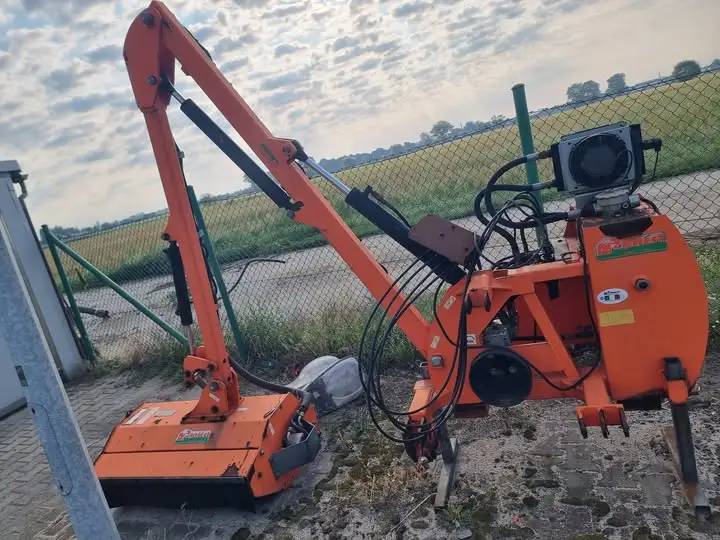 Gmina Stawiszyn sprzedaje kosiarkę bijakową do rowów i poboczy