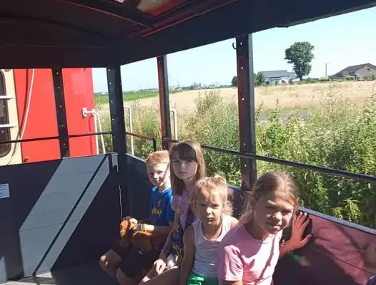 Wakacyjna przygoda z kolejką wąskotorową – relacja z zajęć w Stawiszynie i Zbiersku