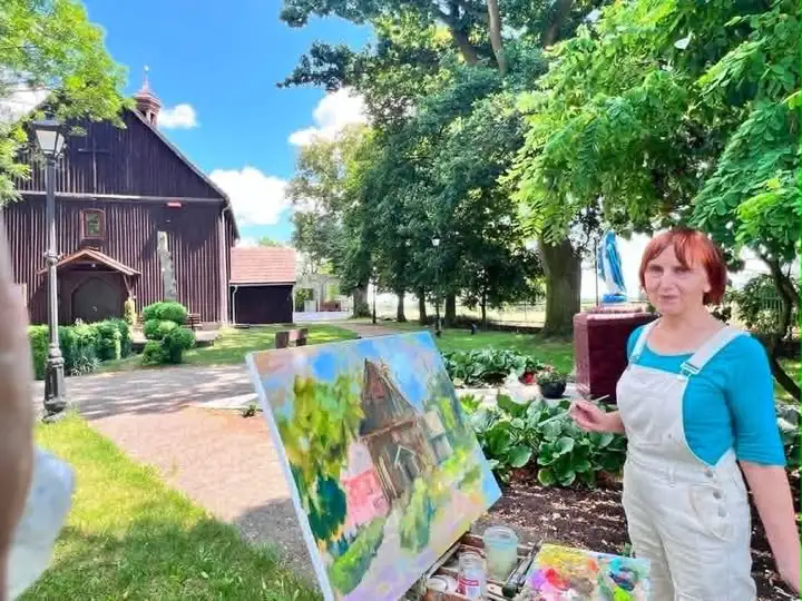 Międzynarodowy plener malarski w Gminie Blizanów – artyści uwieczniali lokalne zabytki