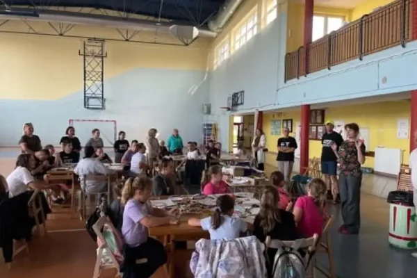 Warsztaty plastyczne w Piotrowie – młodzi artyści tworzyli kolaże w ramach pleneru malarskiego