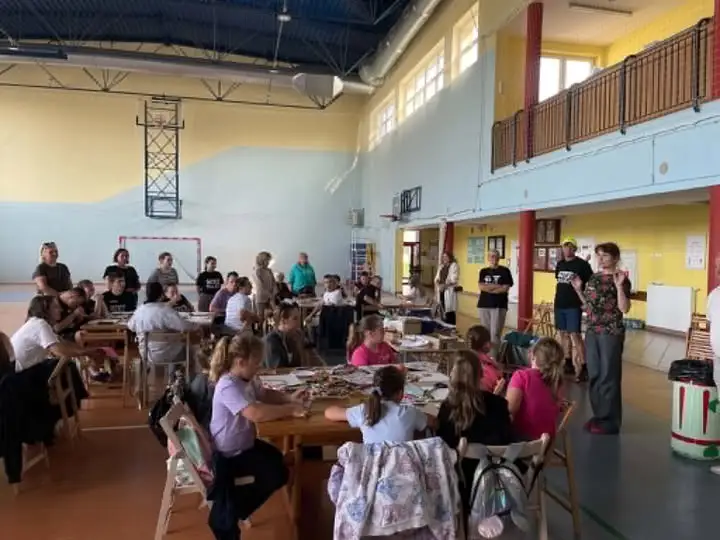 Warsztaty plastyczne w Piotrowie – młodzi artyści tworzyli kolaże w ramach pleneru malarskiego