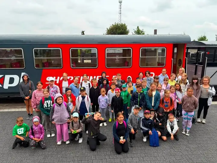 Wakacyjna przygoda dzieci z Biblioteką i Domem Kultury – przejazd kolejką wąskotorową