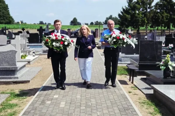 Hołd dla ofiar II wojny światowej w Strzałkowie z okazji Dnia Walki i Męczeństwa Wsi Polskiej