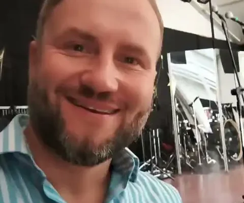 Julian Kuczyński zaśpiewa w Stawiszynie. Bezpłatny koncert szlagierów dwudziestolecia