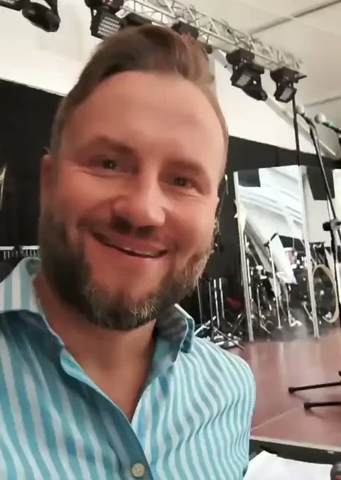 Julian Kuczyński zaśpiewa w Stawiszynie. Bezpłatny koncert szlagierów dwudziestolecia