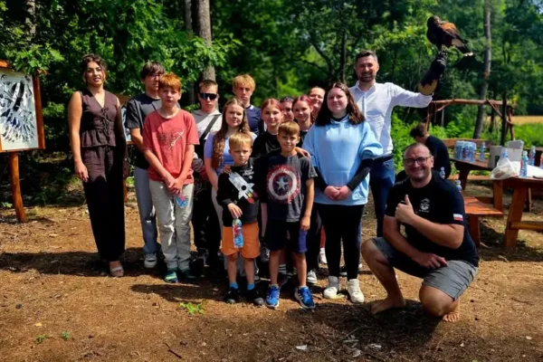 Wizyta edukacyjna w Fundacji „Skrzydła Lasu” – potrzeba pomocy dla ptaków