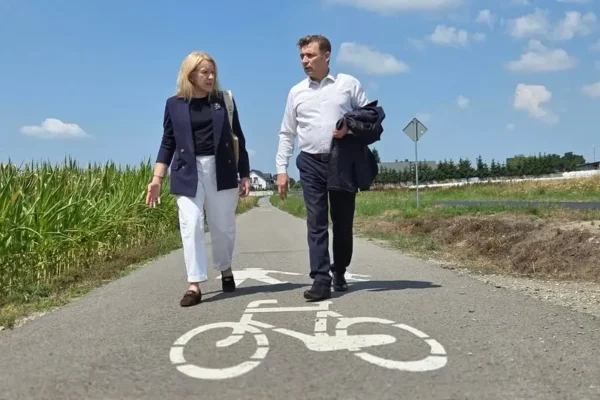 Starosta i wójt omawiają przebudowę drogi powiatowej w gminie Lisków