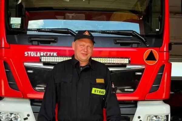 Strażak z Kalisza pomógł pasażerowi samolotu w czasie wolnym od służby