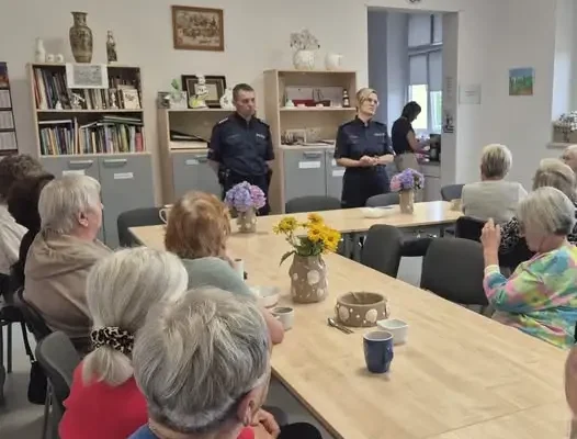 Policjanci edukują seniorów w Sierzchowie o zagrożeniach i oszustwach