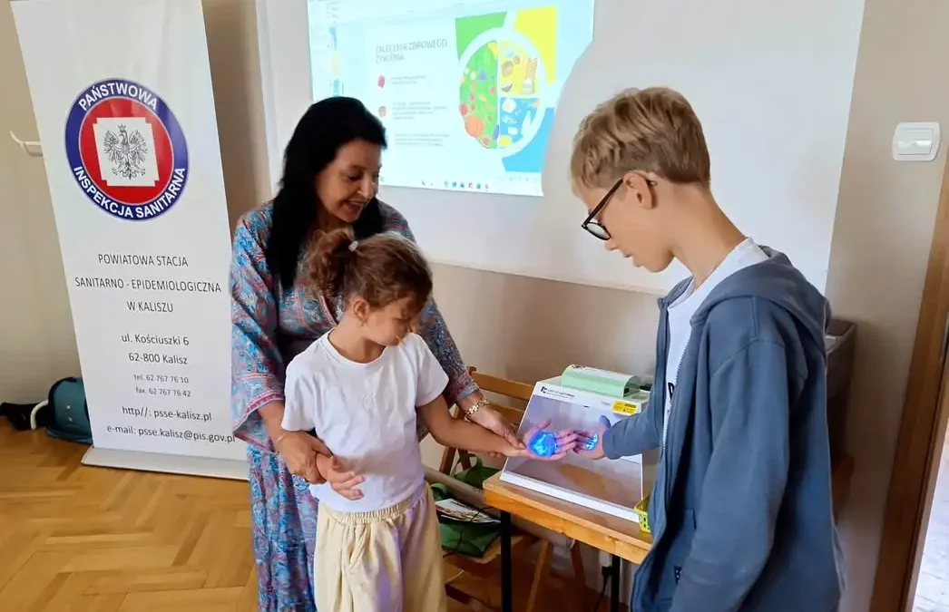 Lampa UV ujawniła prawdę o myciu rąk – edukacyjne zajęcia w Klubie Serbinów