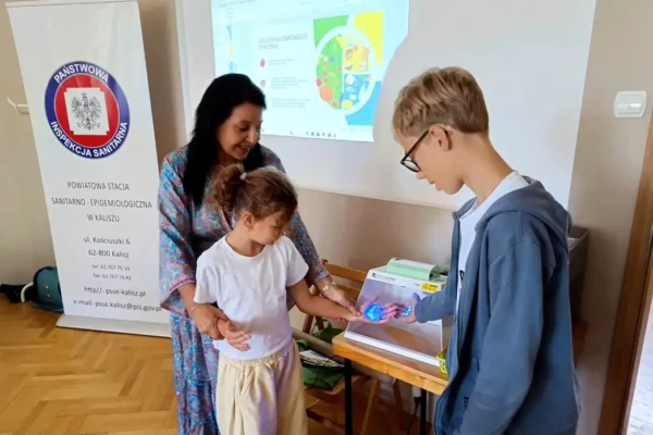 Lampa UV ujawniła prawdę o myciu rąk – edukacyjne zajęcia w Klubie Serbinów
