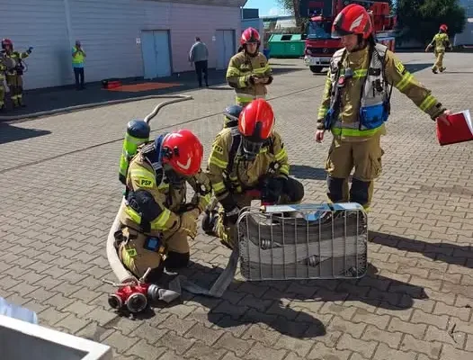 Ćwiczenia strażaków w zakładzie Colian w Kaliszu – symulacja pożaru i ewakuacji