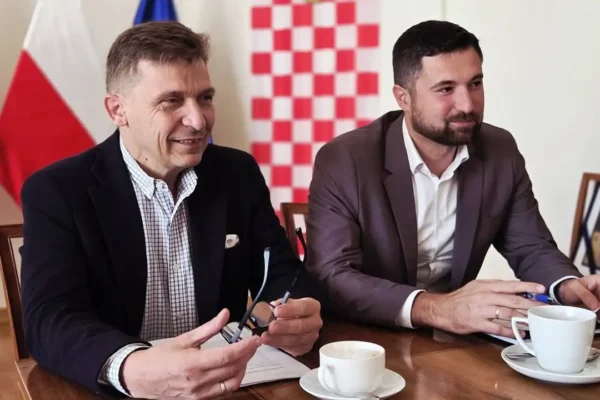 Zarząd Powiatu Kaliskiego przekazał sprzęt do szkół i pomocy społecznej