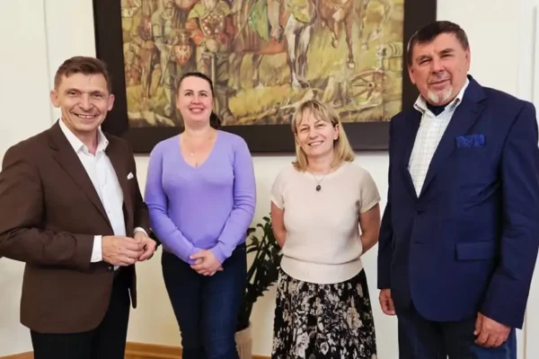 Wybitny fotograf papieski Grzegorz Gałązka z wizytą w Powiecie Kaliskim