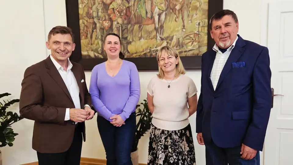 Wybitny fotograf papieski Grzegorz Gałązka z wizytą w Powiecie Kaliskim
