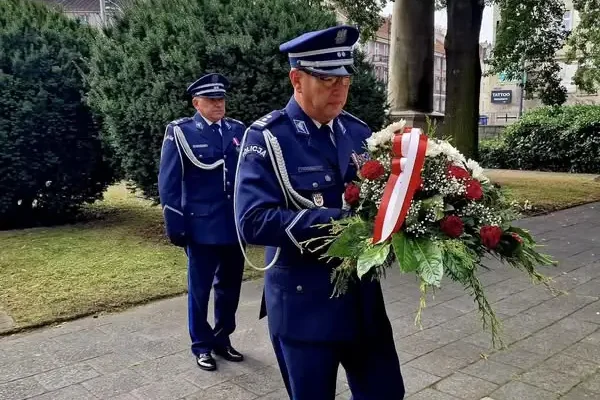 Święto Policji w Kaliszu: hołd dla ofiar Katynia i pamięć o zmarłym komendancie