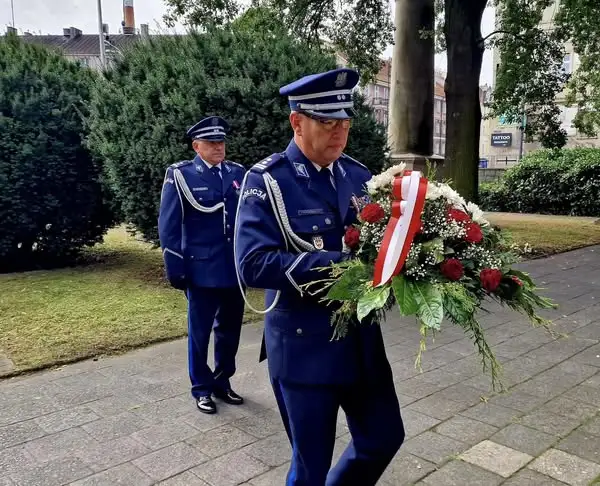 Święto Policji w Kaliszu: hołd dla ofiar Katynia i pamięć o zmarłym komendancie
